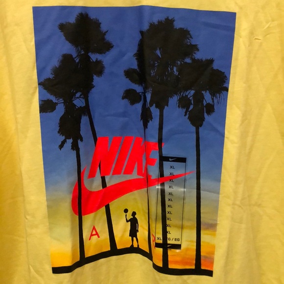 Nike Sportswear Tee Shirt - Picture 2 of 3